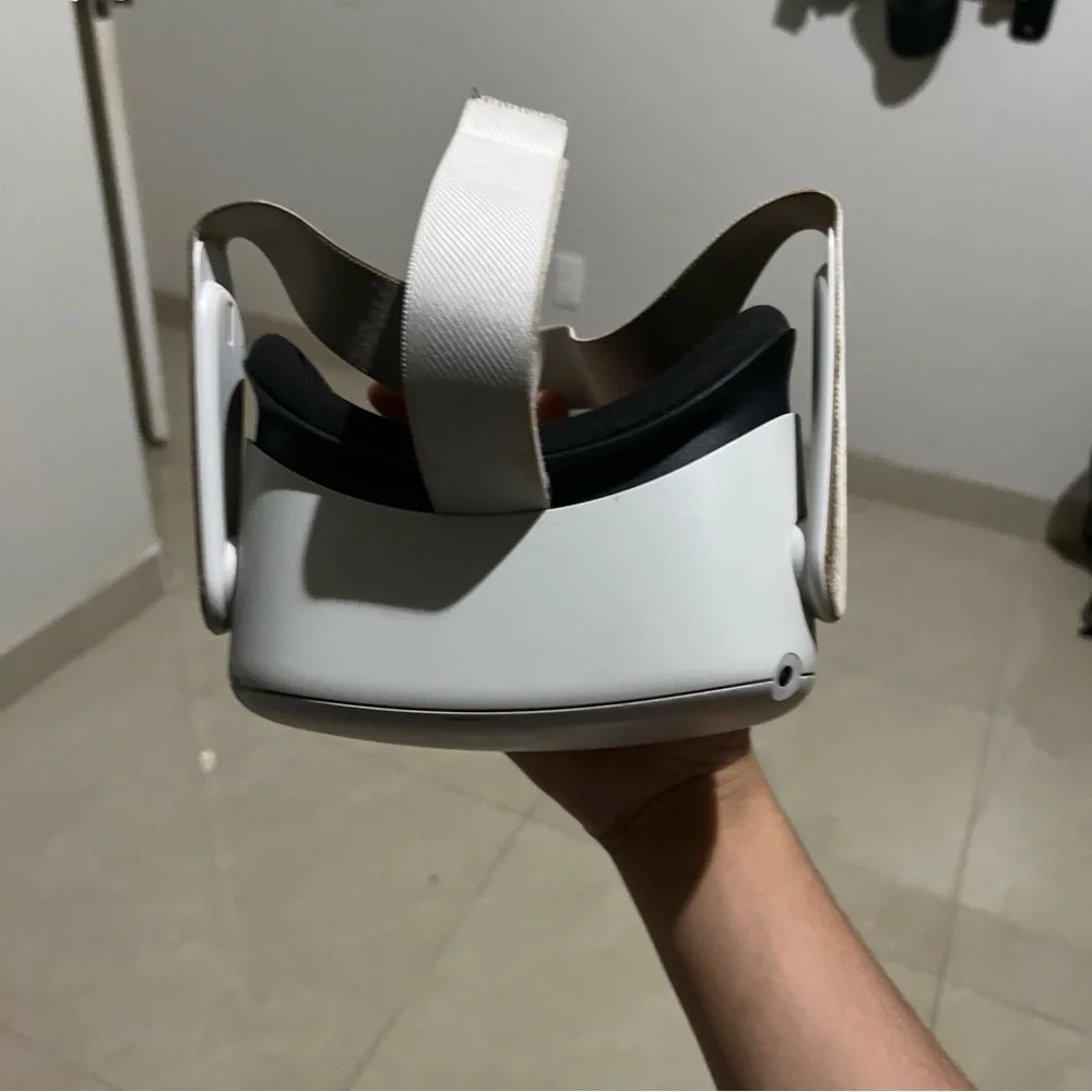 VR Headset in White